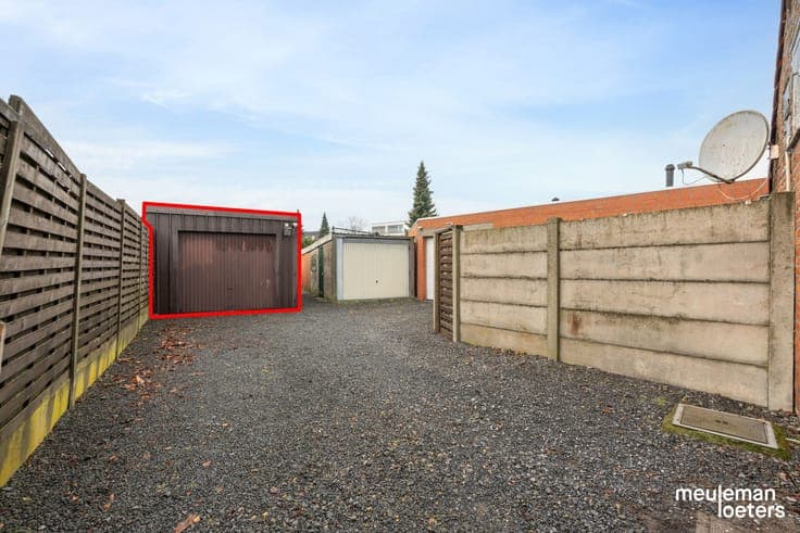 Charming semi-detached house to renovate with garage and spa