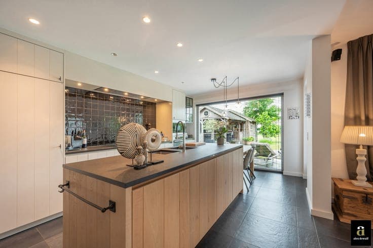 Charming villa with a sunny garden, within cycling distance