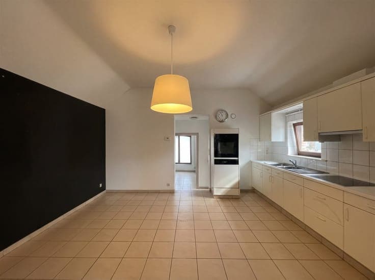Spacious semi-detached home with south-facing garden!