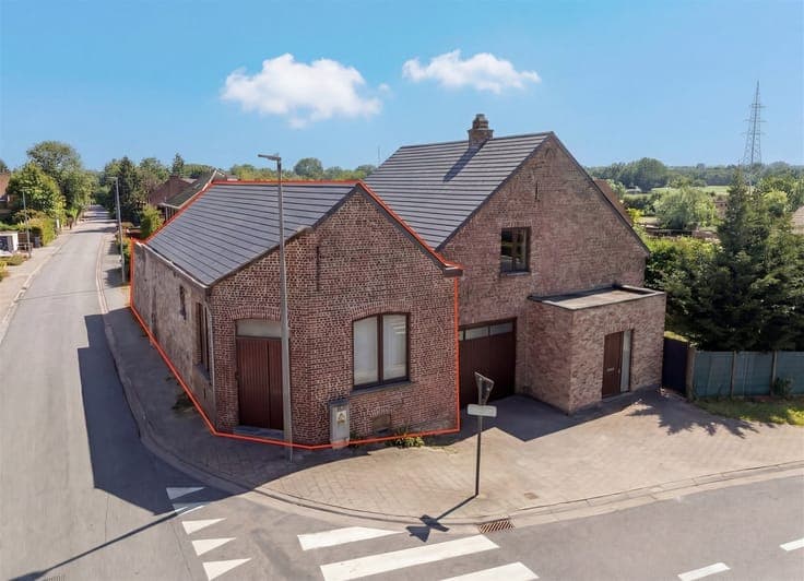 Spacious semi-detached home with south-facing garden!