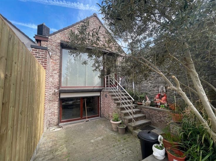 Spacious semi-detached home with south-facing garden!