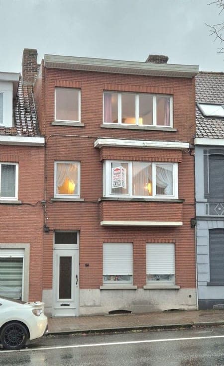 Centraal gelegen rijwoning in een zeer goede staat met 4 ...