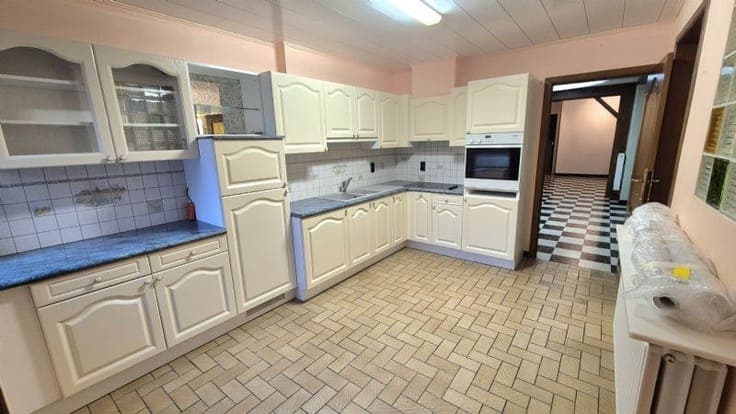 Centraal gelegen rijwoning in een zeer goede staat met 4 ...