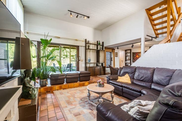 Modernist, light-filled villa with 3 bedrooms, an office,...