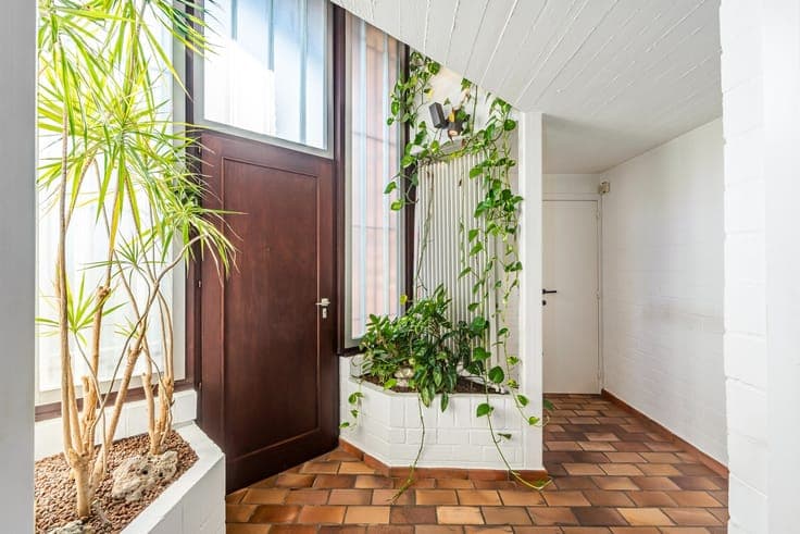 Modernist, light-filled villa with 3 bedrooms, an office,...