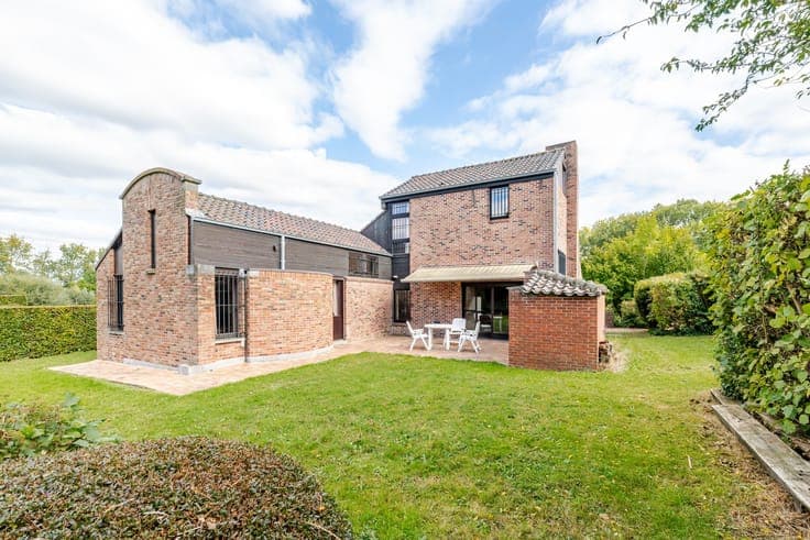 Modernist, light-filled villa with 3 bedrooms, an office,...