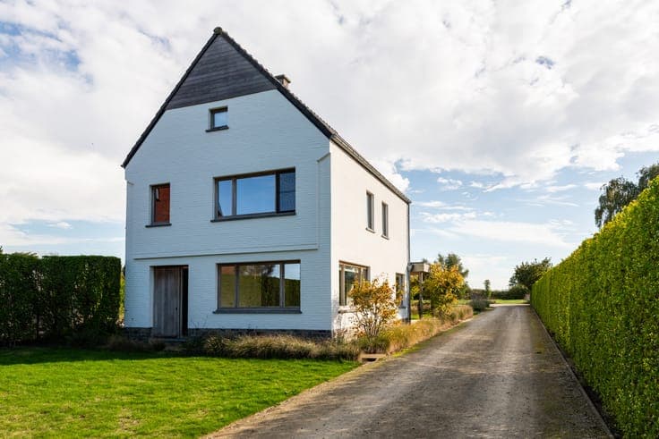Country villa on an exceptional plot with swimming pond