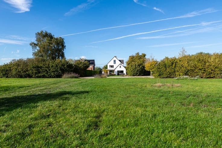 Country villa on an exceptional plot with swimming pond