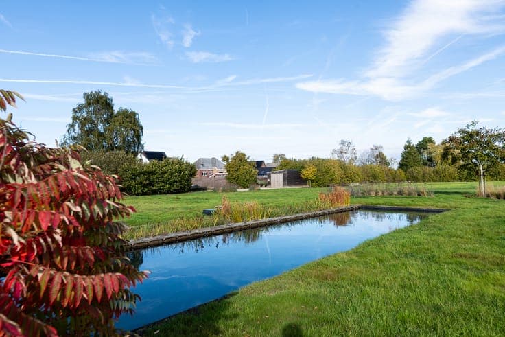 Country villa on an exceptional plot with swimming pond