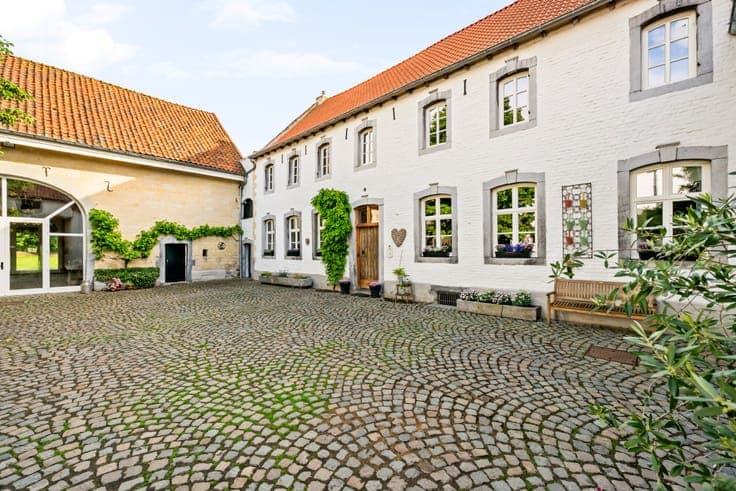 Monumental square farm with exceptional potential in Valmee