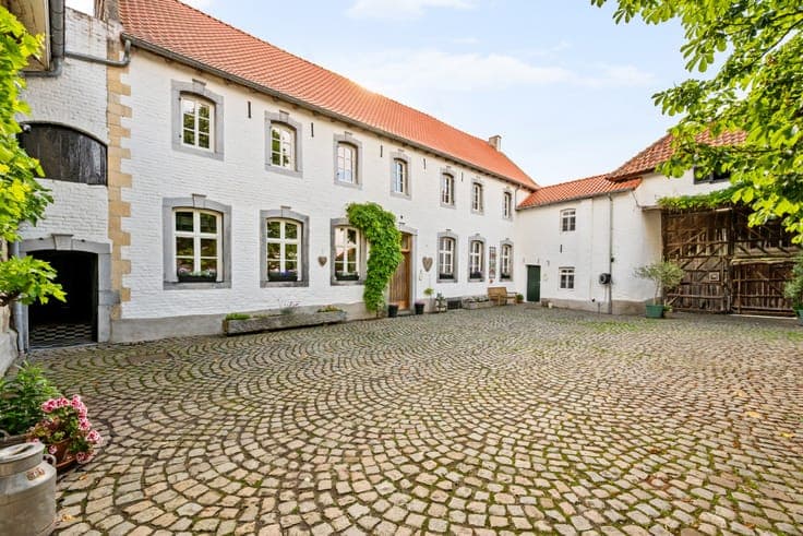 Monumental square farm with exceptional potential in Valmee