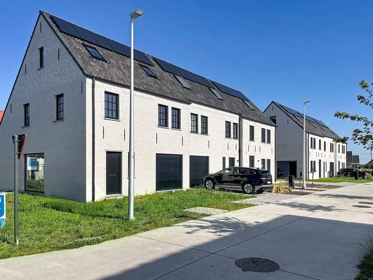 Energiezuinige halfopen met garage en 4 slpks