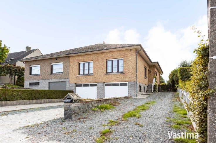 Rustig gelegen halfopen woning met dubbele garage en veel...