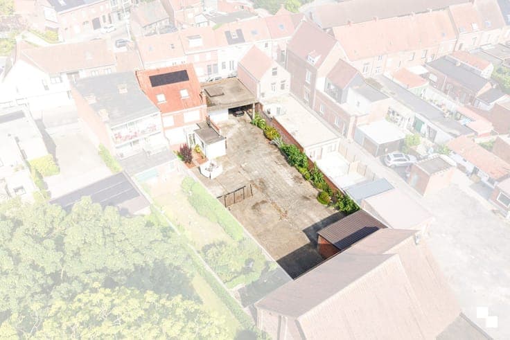 Ruime gezinswoning met vier slaapkamers, garages en extra...