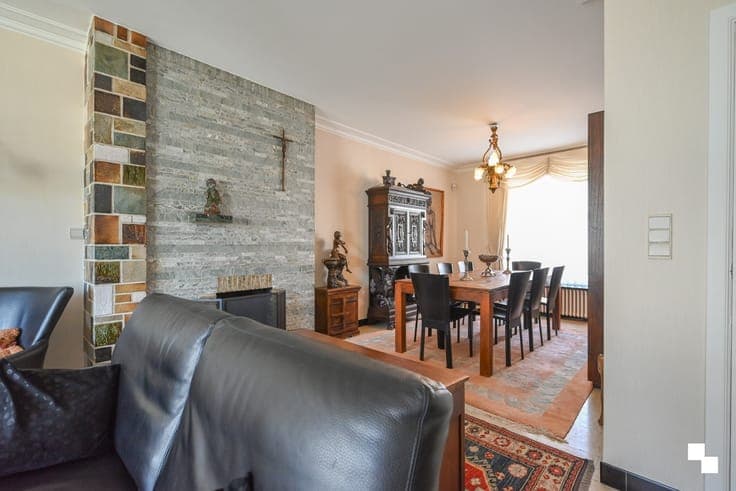 Ruime gezinswoning met vier slaapkamers, garages en extra...