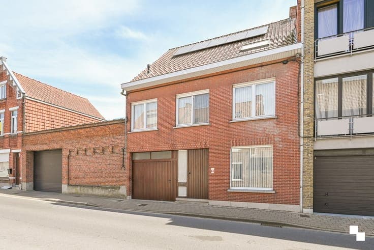 Ruime gezinswoning met vier slaapkamers, garages en extra...