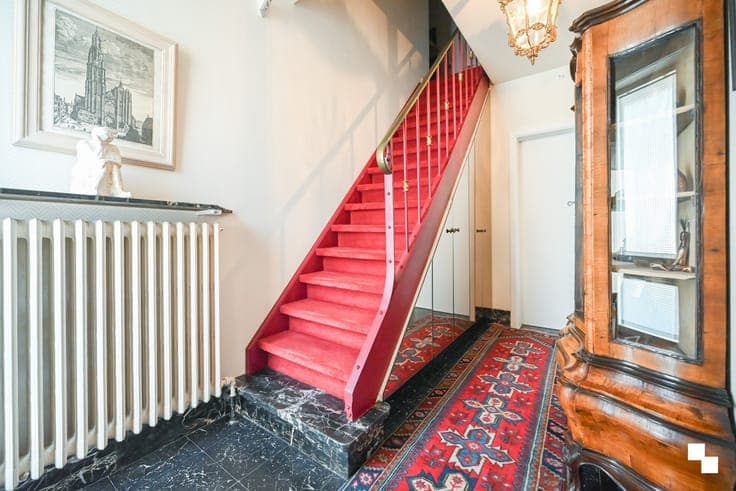 Ruime gezinswoning met vier slaapkamers, garages en extra...