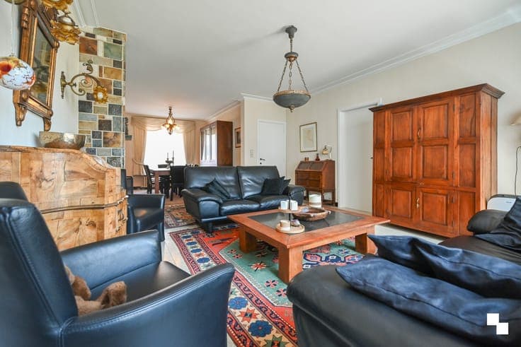 Ruime gezinswoning met vier slaapkamers, garages en extra...
