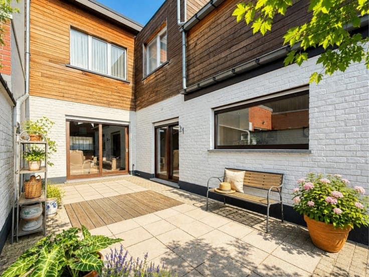 Te koop, instapklare stadswoning met garage en zonnige tuin