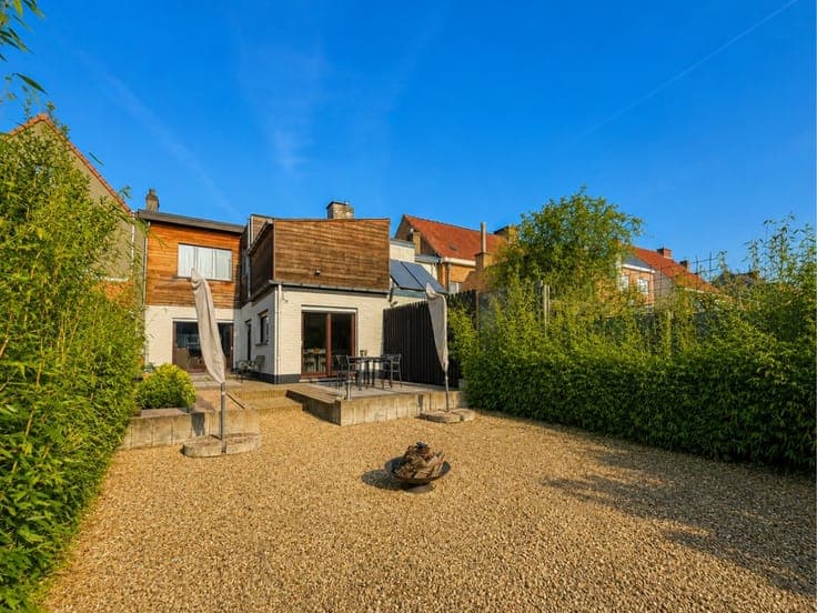 Te koop, instapklare stadswoning met garage en zonnige tuin