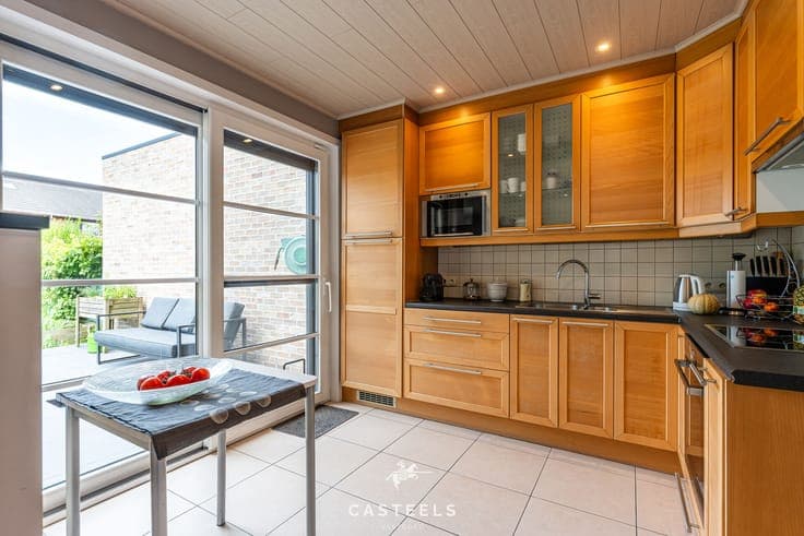 Energy-efficient house with multifunctional outbuilding in K