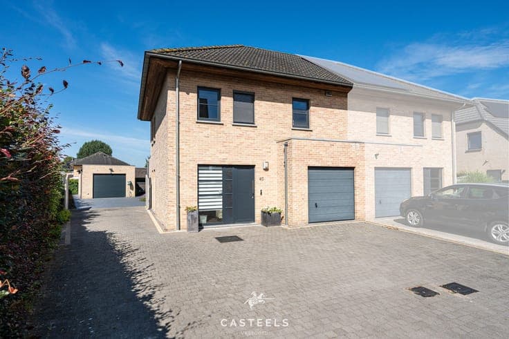 Energy-efficient house with multifunctional outbuilding in K