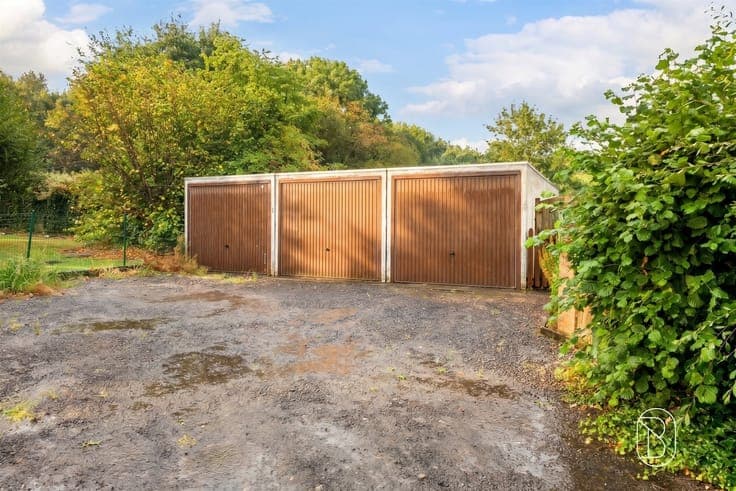 House with a garden and garage near the Muziekbos