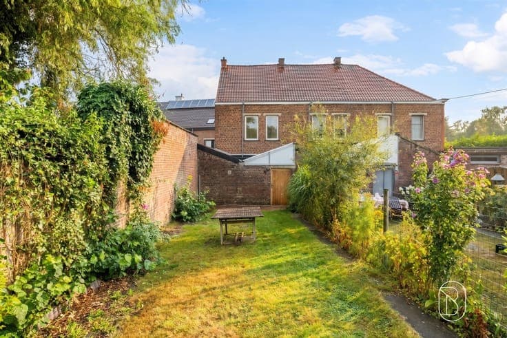 House with a garden and garage near the Muziekbos