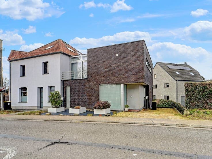 Modern home with EPC label A in a prime location