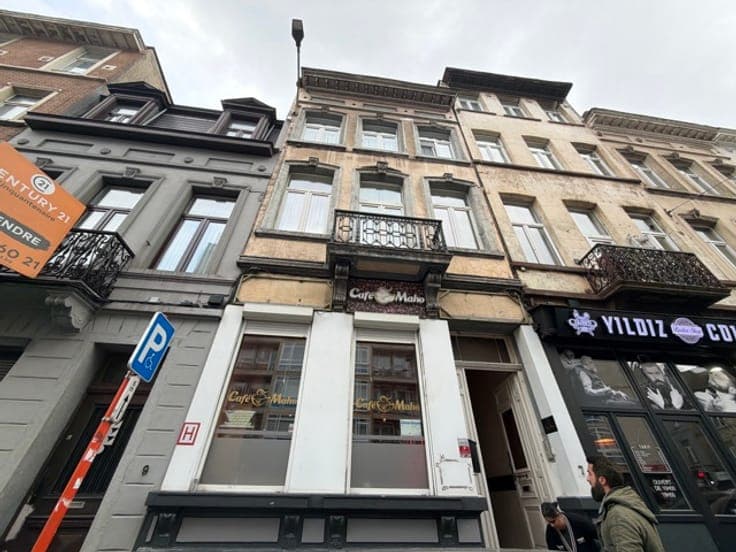 Mixed-use building approx. 380 m² with commercial unit and 2