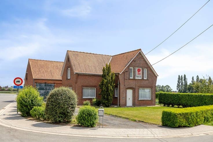House to renovate with storage and rural view on 3635m²