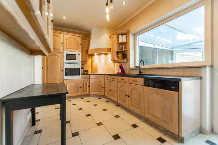 Spacious property with annex, 4 bedrooms on a 2.200 m² plot