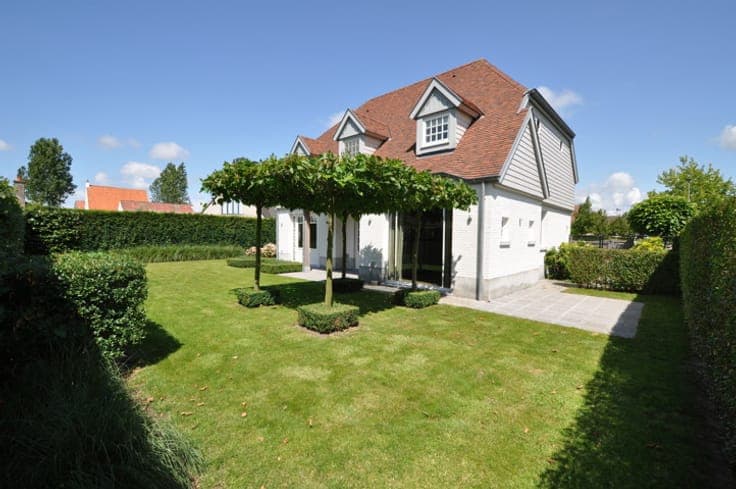 Spacious family villa for sale in Knokke with double garage
