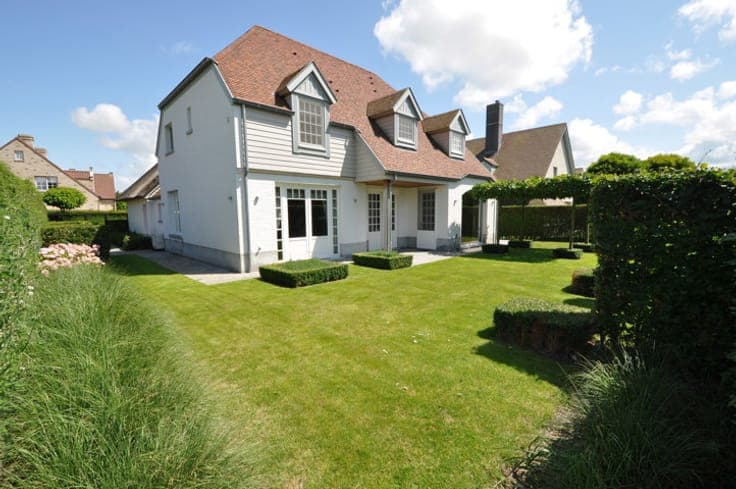 Spacious family villa for sale in Knokke with double garage