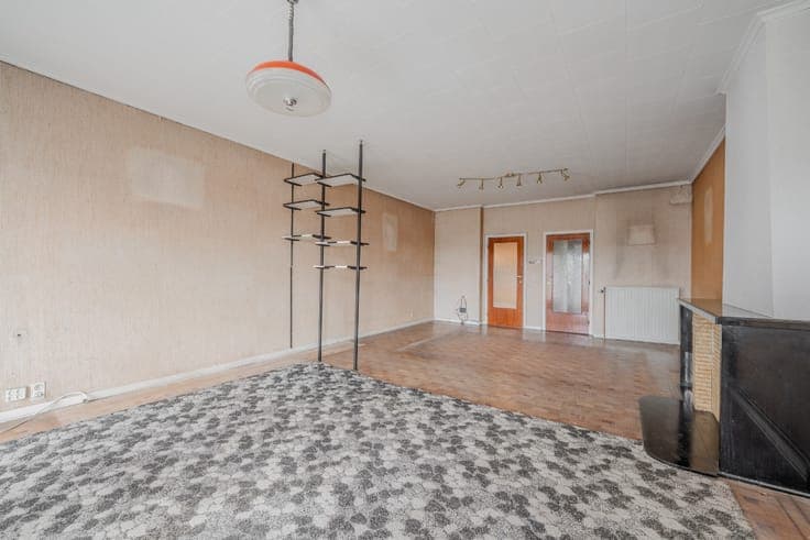For sale: Split-level house with double garage and terrace