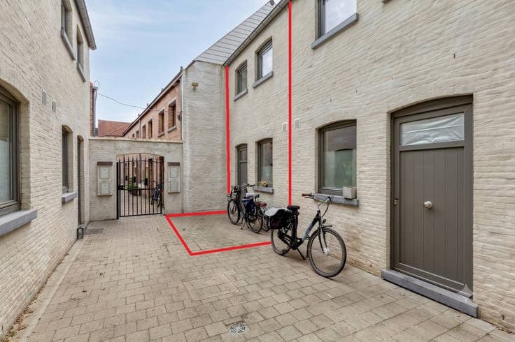 Recent ready-to-move-in town house, for sale in the center o