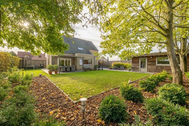 Knappe, verzorgde alleenstaande hedendaagse woning met 3 ...