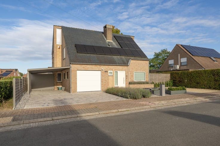 Knappe, verzorgde alleenstaande hedendaagse woning met 3 ...