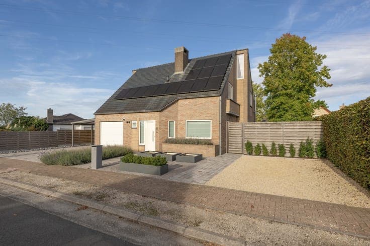 Knappe, verzorgde alleenstaande hedendaagse woning met 3 ...