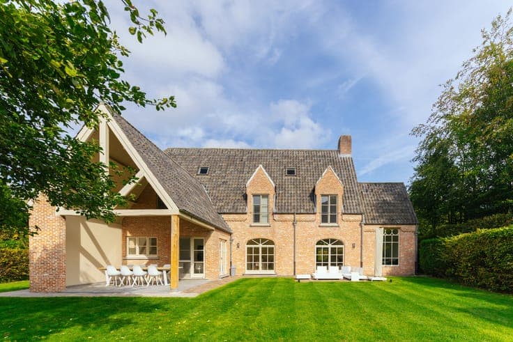 A stylish, timeless villa with a beautiful garden