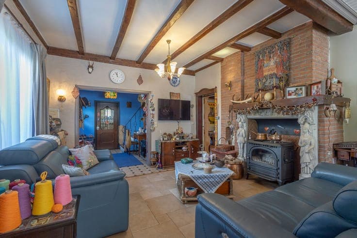 Exceptionally spacious home, garage, 5 bedrooms and more