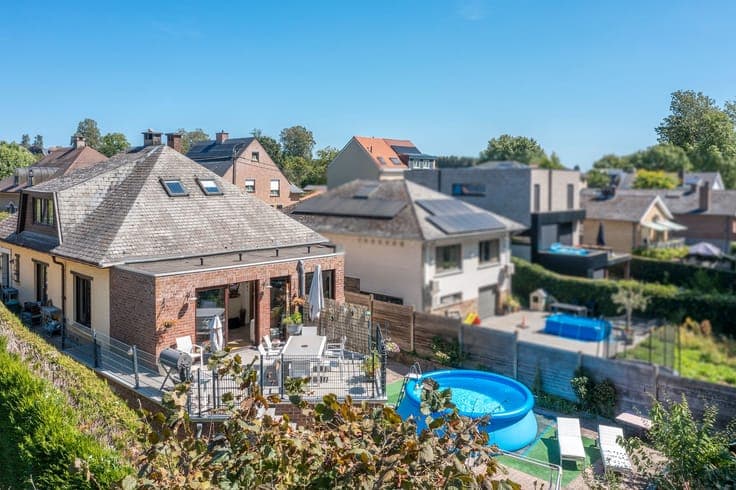 Exceptionally spacious home, garage, 5 bedrooms and more