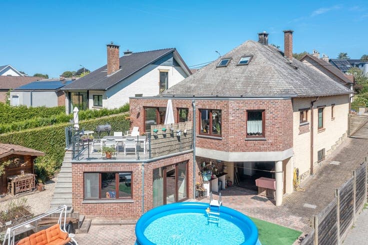 Exceptionally spacious home, garage, 5 bedrooms and more