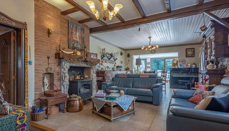 Exceptionally spacious home, garage, 5 bedrooms and more