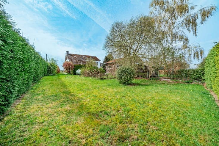 Detached house with 5 bedrooms and garages in Nadrin
