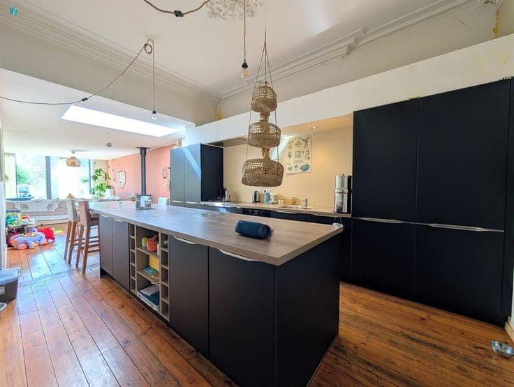 Belle maison 3 chambres avec spacieux living et jardin arbor