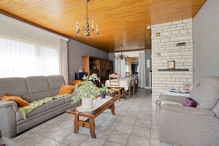 Detached house with 3 bedrooms, a garage, and a yard