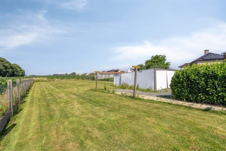 Detached house with 3 bedrooms, a garage, and a yard