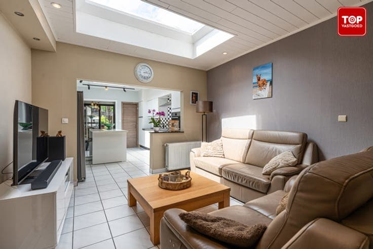 Instapklare woning met mooi aangelegde tuin.