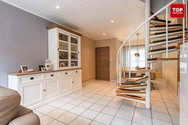 Instapklare woning met mooi aangelegde tuin.